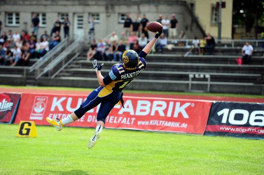 Yannick Lorrenz stretches out for a ball while playing for the Wiesbaden Phantoms in the semi-pro German Football League.