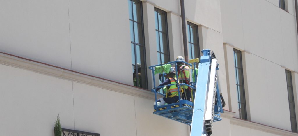 Construction workers on lift at Fullerton College. Photo credit: Rachel Lopez