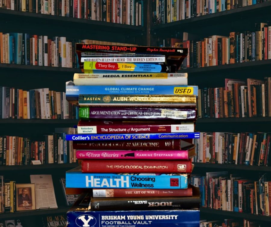 New textbook program proposed for fall 2023 claims to lower book costs for students, but many are against it. Photo credit: Gerardo Chagolla