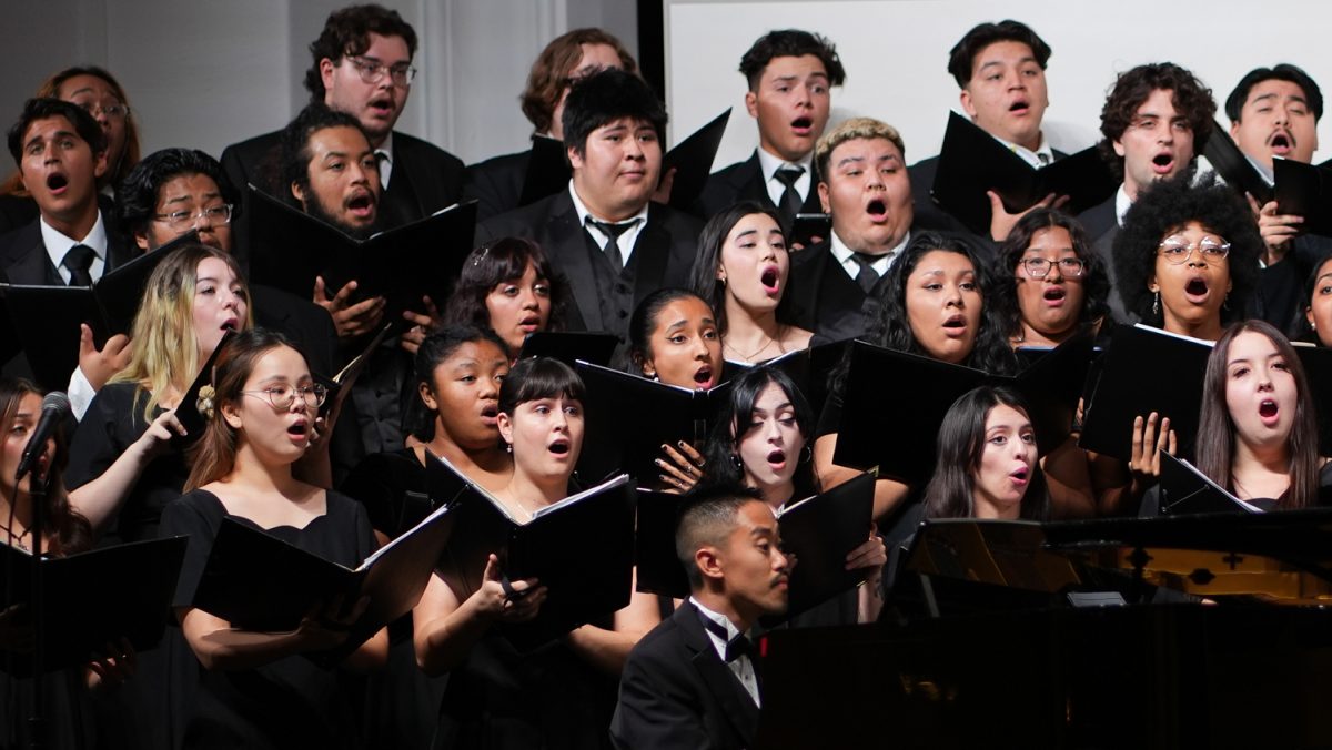 Concert+choir+sings+at+the+Fall+Choral+Concert+with+Dr.+Joshua+Tan+on+piano.