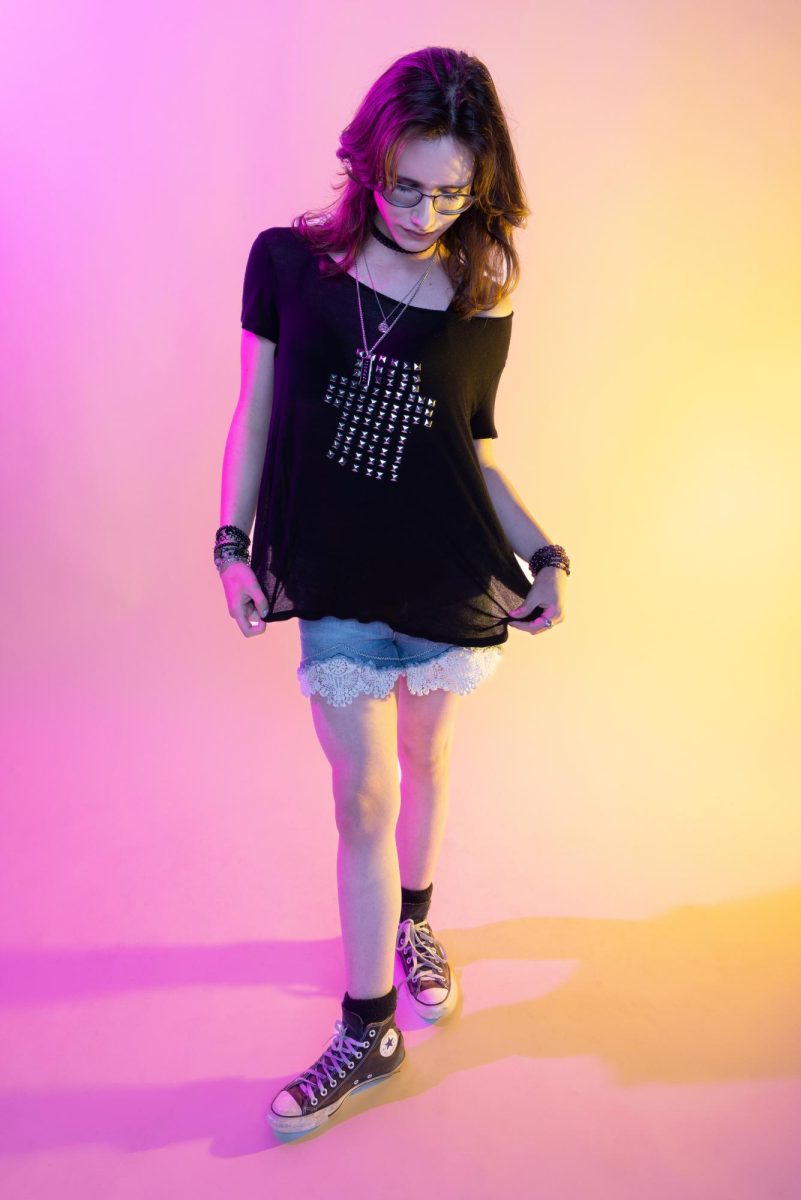 Lace trim shorts were everything. That soft, delicate detail peeking out adds just the right touch of femininity. Paired with a flowy top with a studded cross is the perfect mix of sweet and rebellious that defined this era.